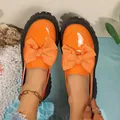 Leuchtend orangefarbene Lackleder-Loafer mit großer Schleife und Plateausohle - Orange