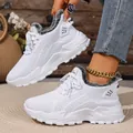Weiße Winter-Sneaker für Damen mit warmem Kunstfellfutter und klobigem Schnürsohlen-Design. - 38 / Weiß
