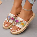 Primer plano de chanclas bohemias con hebilla de metal floral y tiras de encaje bordado - 36 / Blanco Floral