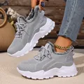 Modische graue Winter-Sneaker für Damen mit warmem Kunstfellfutter und Plateausohle - 38 / Grau