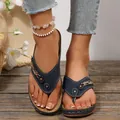 Infradito con zeppa blu navy e cinturini traforati con dettagli metallici da donna. - 36 / Blu navy