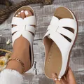 Elegantes sandalias blancas caladas para mujer con una cómoda suela de cuña color marrón - Blanco
