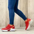 Κοντινό πλάνο με κόκκινα αθλητικά παπούτσια fly-knit με πλατφόρμα σε πόδια μοντέλου. - 35 / Κόκκινο