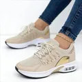 Beigefarbene Chunky-Plattform-Sneaker für Damen mit atmungsaktivem Mesh und Golddetails - Champagner