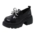 Κομψά μαύρα λουστρίνι loafers με πλατφόρμα και διακοσμητικό φιόγκο από πέρλες και στρας - 34 / Γυαλιστερό Μαύρο