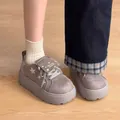 Primer plano de zapatillas de plataforma para mujer con estrellas y suela de goma gruesa. - 38 / Gris