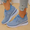 Vista lateral de zapatillas con cuña azul claro y patrones de diamantes de imitación. - 36 / Azul cielo