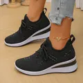 Vista lateral detallada de zapatillas negras flyknit con cuña y adornos de strass - Negro