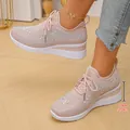Elegantes zapatillas de cuña rosas para mujer con pedrería y tacón de 5,8 cm alto. - 36 / Rosa
