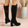 Bottes hautes en daim noir avec talon bloc de 7,6 cm et tige de 38 cm de hauteur - Noir