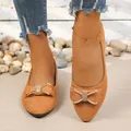 Detail van camelkleurige suède ballerina's met een fonkelende strik van strass. - 35 / Tan