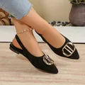 Vue détaillée de sandales plates slingback noires à bout pointu avec une grande boucle dorée - 35 / Noir