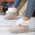 Vista de detalle de botas de nieve beige con plataforma y piel sintética blanca. - 36 / Blanco Roto