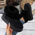 Primer plano de botas de nieve negras de moda con suela gruesa y forro de piel sintética cálido - 36 / Negro