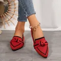 Primer plano de manoletinas de punto rojo con punta fina y lazo negro decorativo - 36 / Rojo