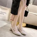 Chaussures Mary Jane beiges en cuir verni avec double bride et talon bloc. - 34 / Milky blanc