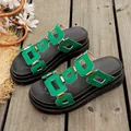 Sandales compensées vertes élégantes pour femmes avec boucles en métal doré pour l'été - 35 / Vert