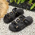 Sandales à plateforme noires tendance pour femmes avec boucles métalliques dorées pour l'été - 35 / Noir