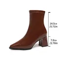 Botines marrones elegantes de punta con tacón de bloque de 7 cm y altura de caña de 14,5 cm - Marrón