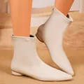 Detailansicht minimalistischer cremefarbener Stiefeletten mit flachem Blockabsatz - 35 / Gebrochenes Weiß