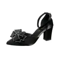 Elegantes zapatos de salón en satén negro con punta fina, lazo y correa al tobillo - 34 / Negro