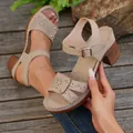 Elegante beige Sandaletten mit Blockabsatz, Laserschnitt-Muster und Knöchelriemen - Gebrochenes Weiß