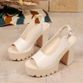 Eleganti sandali con plateau color crema con tacchi alti grossi e cinturino a fibbia. - Bianco