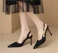 Seitenansicht eleganter schwarzer Pailletten-Stöckelschuhe mit goldenen Metalldetails. - 35 / 6cm Absatz / Schwarz