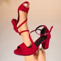 Dettaglio ravvicinato di eleganti sandali in camoscio rosso con tacco largo e cinturino - 35 / Stile Tacco a Blocco Cinturino alla Caviglia (G01-1) / Rosso