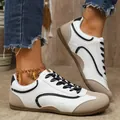 Gros plan de baskets de style GAT pour femmes avec lacets noirs et chevillère dorée - 36 / German Trainer (B11) / Beige B11