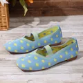 Ballerine in maglia azzurra a punta quadrata con pois gialli e cinturino elastico - 36 / Celeste