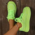 Sneakers platform verde lime da donna con lacci rotondi spessi e design alla moda. - Verde