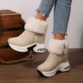 Detail van beige plateau sneeuwlaarzen met pluizige faux fur trim en zijritssluiting. - 35 / Broken Wit