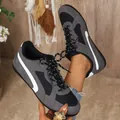 Vue détaillée de baskets décontractées grises et noires avec rayures blanches courbes - 36 / German Trainer (B13) / Noir