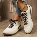 Gros plan de baskets bicolores pour femmes avec lacets marron et semelles gomme - 36 / German Trainer (B13) / Beige