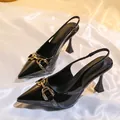 Escarpins noirs élégants à bout pointu et bride arrière avec une boucle dorée déco - 35 / Noir
