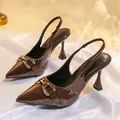 Escarpins slingback élégants en cuir verni marron à bout pointu et boucle dorée - 35 / Marron