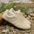 Minimalistische beige flache Damen-Sneaker aus Wildleder zum Schnüren in Naturkulisse - 36 / Gebrochenes Weiß