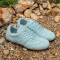 Modische hellblaue flache Damen-Schnürschuhe aus Wildlederoptik in natürlicher Felsumgebung - 36 / Blau
