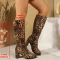 Elegantes botas altas de ante con estampado de leopardo, tacón bloque y cremallera lateral - 35 / Estampado de leopardo