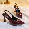 Escarpins slingback élégants en cuir verni bordeaux avec boucle en métal doré. - 35 / Bordeaux