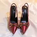Elegante weinrote Metallic-Pumps mit spitzer Kappe und goldener Schnalle - Perlrot