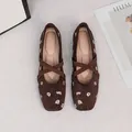 Detailansicht brauner Wildleder-Mary-Janes mit Blumenstickerei und Kreuzriemen von oben - 35 / Kaffeebraun