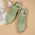Ελαφριά γυναικεία sneakers από σουέτ σε πράσινο της μέντας με κορδόνια, φλατ στιλ - ανοιχτό πράσινο