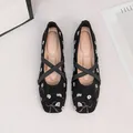Elegante schwarze Mary Jane Schuhe mit zarter Blumenstickerei und Kreuzriemen-Detail - 35 / Schwarz