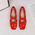 Elegante rote bestickte Mary Jane Schuhe mit Blumenmuster und Kreuzelastikriemen - 35 / Rot