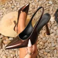 Escarpins slingback élégants en métal bronze à bout pointu avec talons aiguilles stylés. - 36 / Bronze