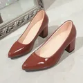 Elegant reddish-brown patent leather block heel pumps with pointed toe and chunky heel - Brown