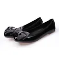 Eleganti scarpe basse in vernice nera con grandi fiocchi decorativi in tessuto grigio - 35 / Nero