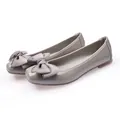 Eleganti ballerine grigie in vernice da donna con un grande fiocco decorativo in rete. - Grigio